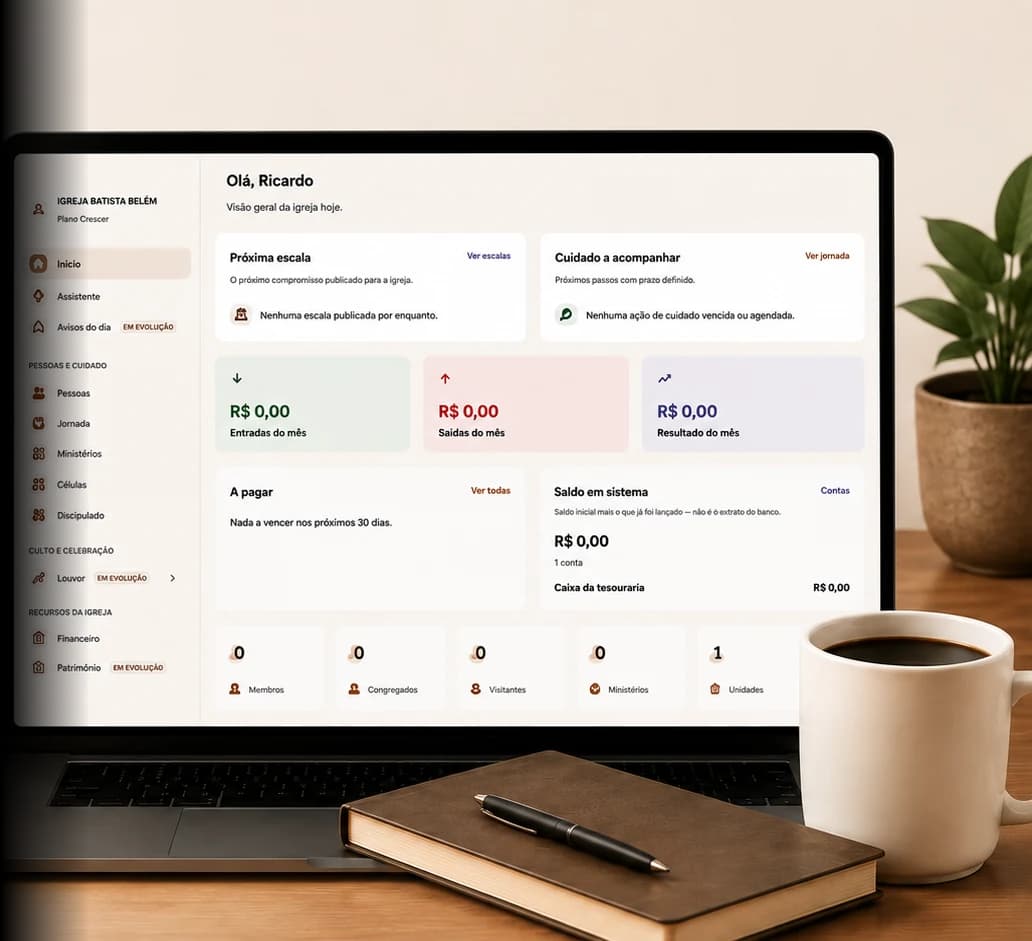 O painel do Congregar aberto num notebook, sobre uma mesa de madeira com caderno, caneta e café